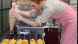 Icing 100 cupcakes in 10 minutes 🧁