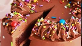 Everything you could want in a chocolate cake + the easiest recipe 🙌🏽 at sugarandsparrow #cake