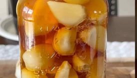 2 ingredient immune boosting garlic honey to prevent colds this cold season