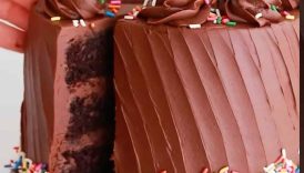 The perfect easy EGGLESS chocolate cake recipe 🤎 find it at sugarandsparrow #cake #eggless