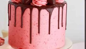 Strawberry chocolate cake with chocolate covered strawberries on top 😍 #pinkcake #cake #baking