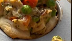 15 MIN CHICKEN POT PIE MUFFINS 🥧 Recipe in description! #easyrecipes #recipe #food #chicken #yum