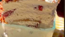 Think coating of a good humor bar but in cake form 🍓 Recipe and tutorial coming up next! #cake