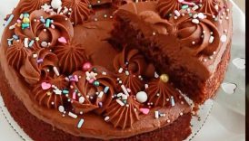 This single layer chocolate cake is the perfect size for 2-4 🥳 recipe at sugarandsparrow #cake