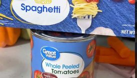 Quick + Easy pasta sauce using CANNED TOMATOES 🫶🏾 #spaghetti #tomato #cooking #ytshorts #shorts