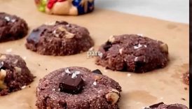 5-Ingredient Chocolate Chunk Walnut Cookie #holidaybaking #christmascookies #veganfood #glutenfree