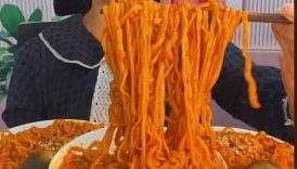 spicy five plate chicken noodles 🍝 with century egg🤤😋.#mukbang#asmr#noodles#@chinesfood9696