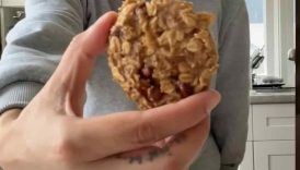 4 ingredients, 1 bowl, and cookies in no time 🍪🍌 #oatmealcookies #easybaking #4ingredients #short