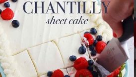 This Berry Chantilly Sheet Cake is the ideal summer dessert 😍 Recipe at sugarandsparrow #cake