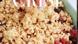 This berry crisp recipe is ALWAYS a crowd pleaser ♥️ recipe at sugarandsparrow #dessert #baking