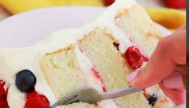 So in love with this fluffy bakery-style white cake recipe! Find it at sugarandsparrow #cake
