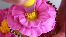 Easy flower cupcakes with Wilton Tip 104 + 233 #cakedecorating #cupcakes #flowers #shorts