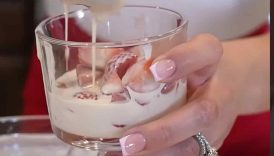 FRESAS CON CREMA, a very simple and delicious treat! #fresasconcrema #mexicanrecipes #shorts
