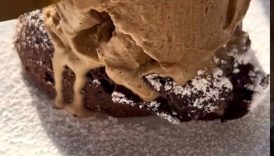 The easiest and quickest Molten Lava Cake! Recipe in the description 😋 #recipe #dessert #foodie