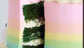 It’s easy to make a green velvet cake using red velvet as a base! Recipe: sugarandsparrow #cake