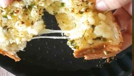 Cheesy Garlic Bread #trending #youtubeshorts #shortsvideo #viral #easyrecipe #snack #recipe
