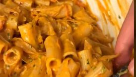Creamy Roasted Onion & Tomato Pasta – One Tray, Minimal Effort, INSANE Flavor (Vegan)