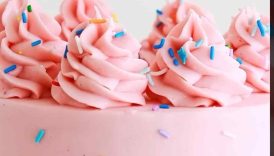My fave easy way to decorate a vanilla cake: pink frosting + sprinkles! Comment for recipe #cake