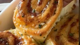 cheesy garlic rolls ✨