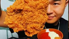 crispy chicken fry 🍗 with spicy chicken noodles🍜 🤤.#mukbang#asmr#noodles#chicken#@chinesfood9696