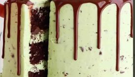 This is the ultimate mint chocolate cake 💚 recipe at sugarandsparrow #cake #mint #chocolate