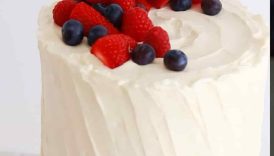 This copycat Whole Foods Berry Chantilly Cake recipe is the ideal summer cake #cake #cakedecorating