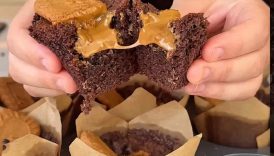 Chocolate muffin with biscoff spread😋 #easyrecipe #cake #shorts