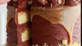 The thick, gooey caramel filling in this Twix cake 🤌🏽 recipe at sugarandsparrow #cake #caramel